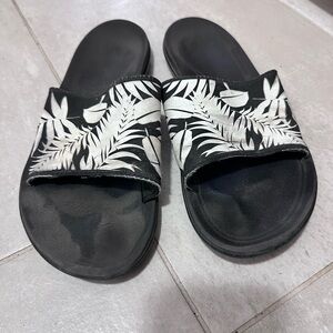 OluKai Black and White Leaf Pattern Slides
